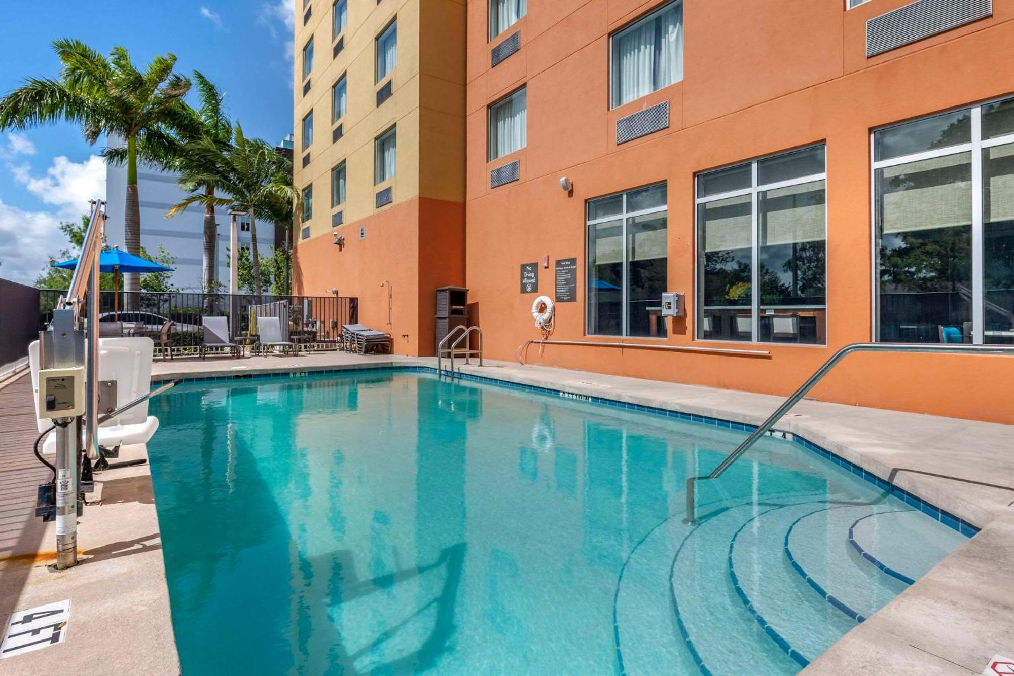 Comfort Suites Fort Lauderdale Airport South & Cruise Port Dania Beach Exterior photo